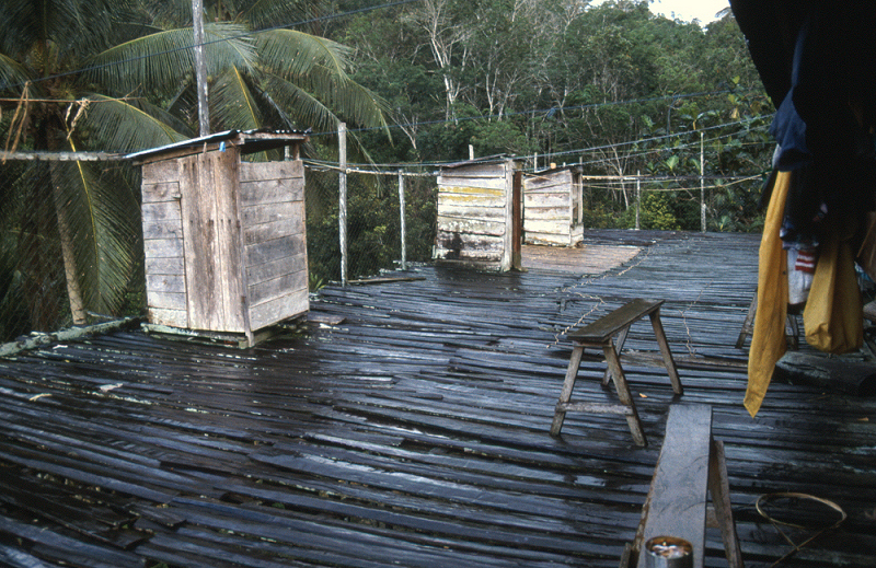 764_De toiletten van het longhouse.jpg